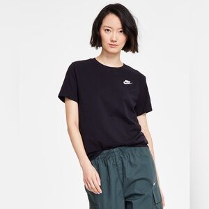 Nike Women’s Sportswear T-shirt Size Medium 🖤